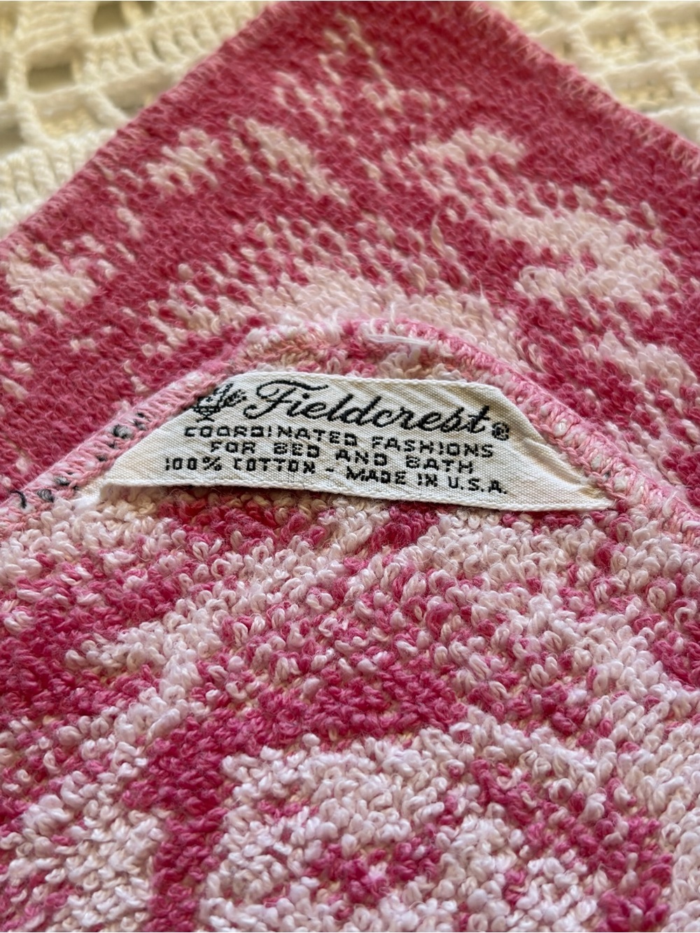 Vintage Fieldcrest Pink and White Jacquard Bath Towel and Washcloth Set - Picture 4 of 9